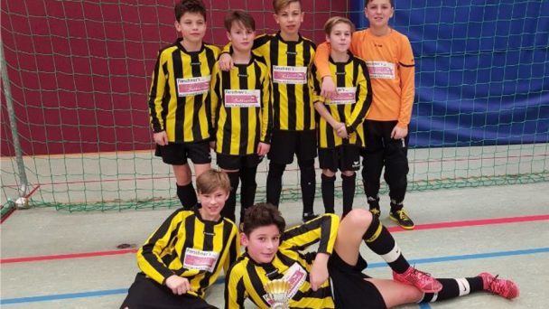 D1-Jugend des FV 03 Ladenburg belegt den 2. Platz beim Hallenturnier in Laudenbach D1-Jugend des FV 03 Ladenburg belegt den 2. Platz beim Hallenturnier in Laudenbach